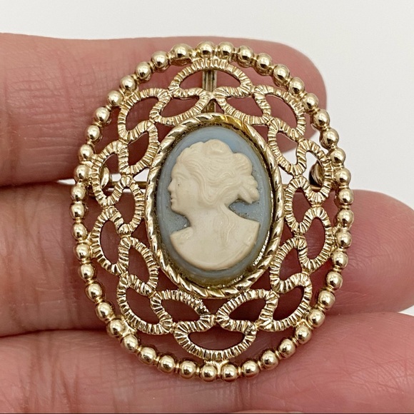 Vintage Sarah Coventry Cameo Earrings & Brooch - Picture 6 of 15